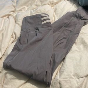 Gray leggings the crossover pocket on the back
